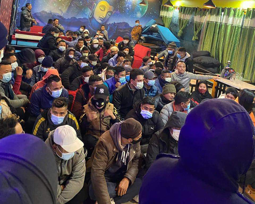 अनलाइन जुवा खेल्दै गरेका ७४ पक्राउ